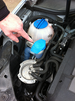 Identifying windscreen washer reservoir and washer level